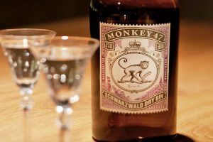 eine Flasche Monkey 47 Schwarzwald Dry Gin mit zwei Gläsern