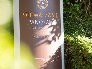 Schild als Wegweiser zum Schwarzwald Panorama Bad Herrenalb