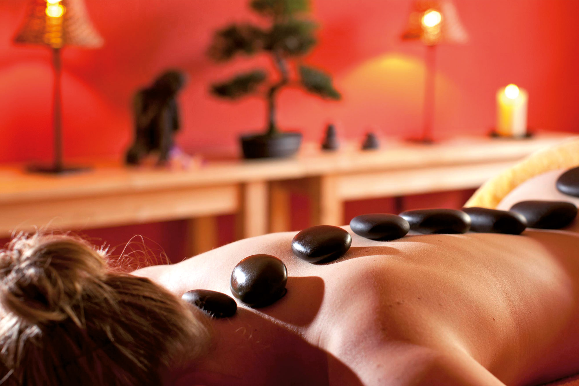 Femme lors d'un massage aux pierres chaudes dans le Selfness Hôtel Schwarzwald Panorama