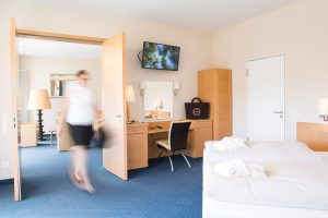 Zimmer im Hotel Schwarzwald Panorama mit Doppelbett, Schreibtisch, Wohnbereich mit Sitzgruppe, Fernseher uvm
