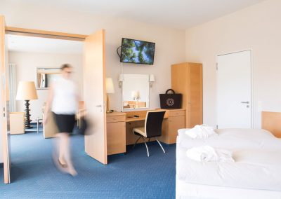 Zimmer im Hotel Schwarzwald Panorama mit Doppelbett, Schreibtisch, Wohnbereich mit Sitzgruppe, Fernseher uvm