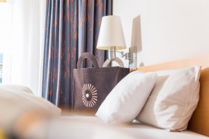 Spa-Tasche mit Schwarzwald Panorama Logo neben dem Bett