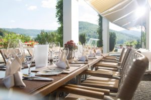Große Festtafel für eine Feierlichkeit auf der Terrasse des Restaurant La Vie im Hotel Schwarzwald Panorama