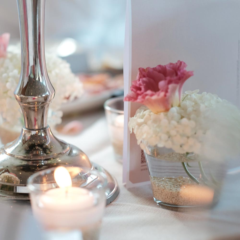 Individuelle Tischdekoration zur Hochzeitsfeier im Schwarzwald Panorama mit Blumen und Kerzen