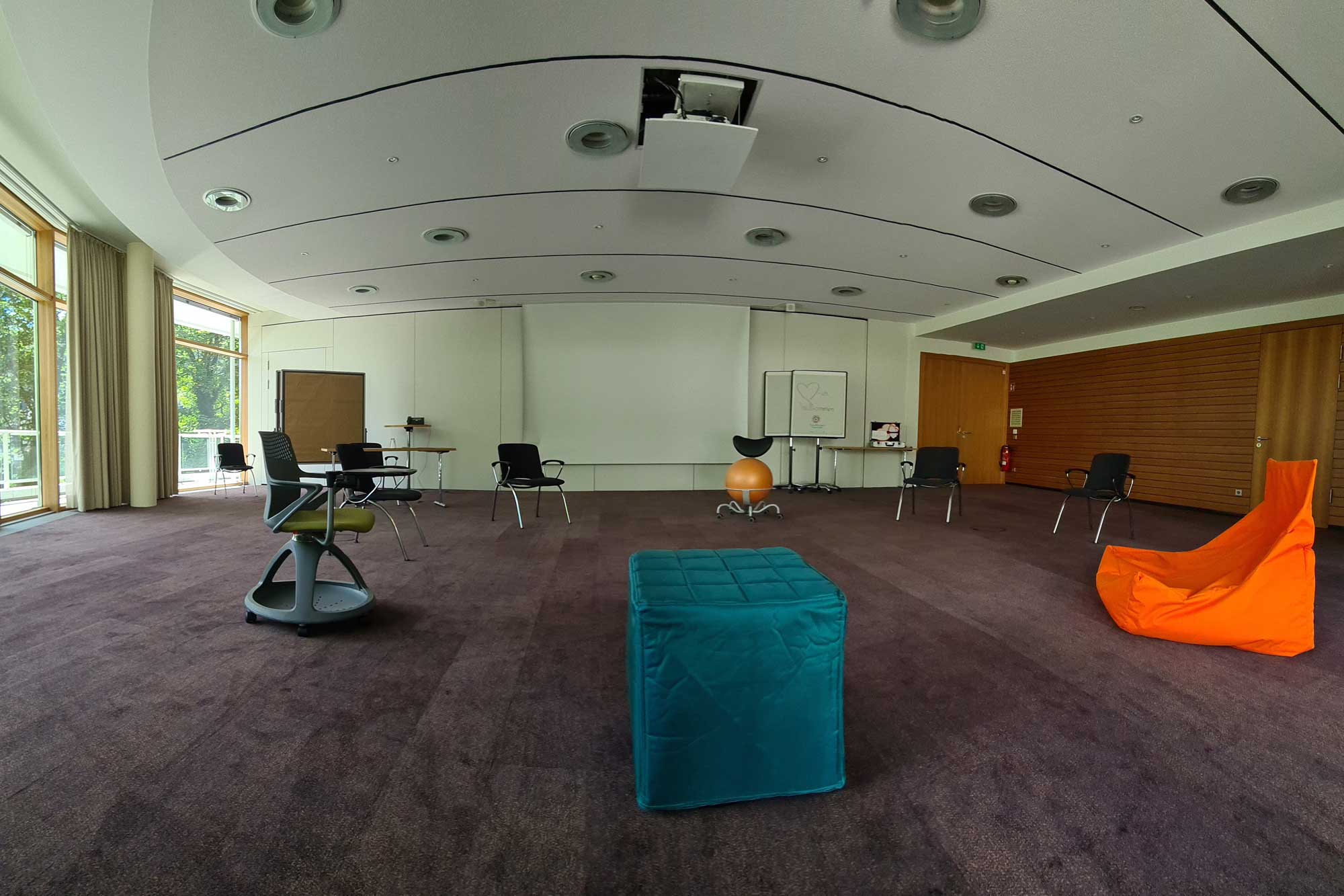 Ein großzügiger Tagungsraum mit zahlreichen, verschiedenen Sitzmöglichkeiten im Tagungshotel SCHWARZWALD PANORAMA