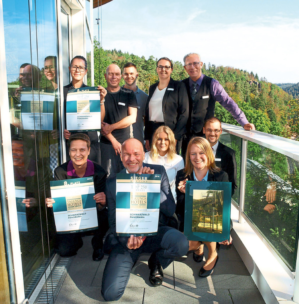 Mitarbeiter des Schwarzwald Panorama halten stolz Urkunden.
